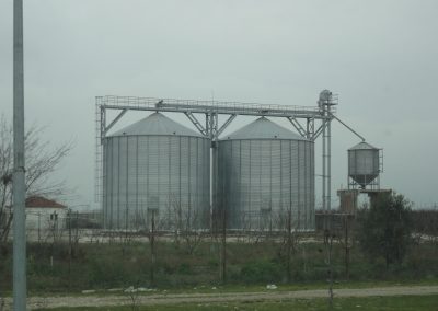 Flat based grain silos